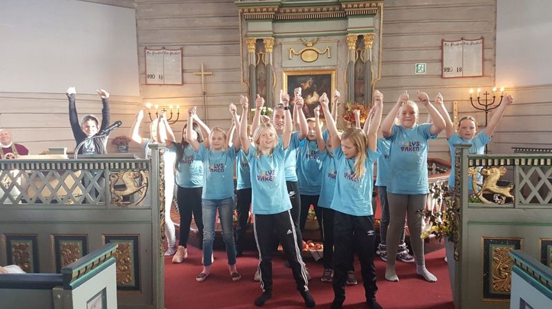 5. klasse var lys våken i Hemne kirke!