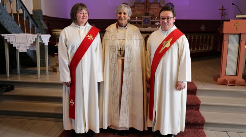 Biskop Herborg sammen med nyvigslet diakon Inger Marie Falch Løwø og nyvigslet kantor Olegs Alohins. (Foto: Katherina Alohins)