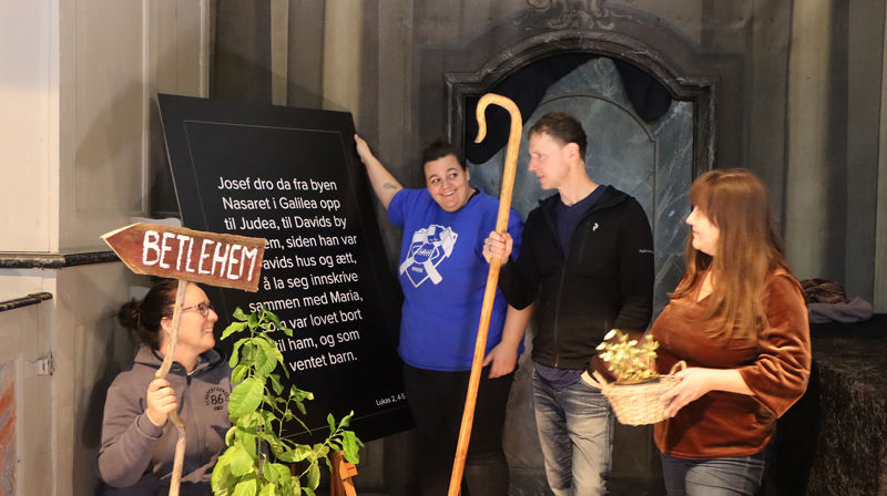Ingvild, Vibe, Matthias og Tanja rigger til julevandring i kirken