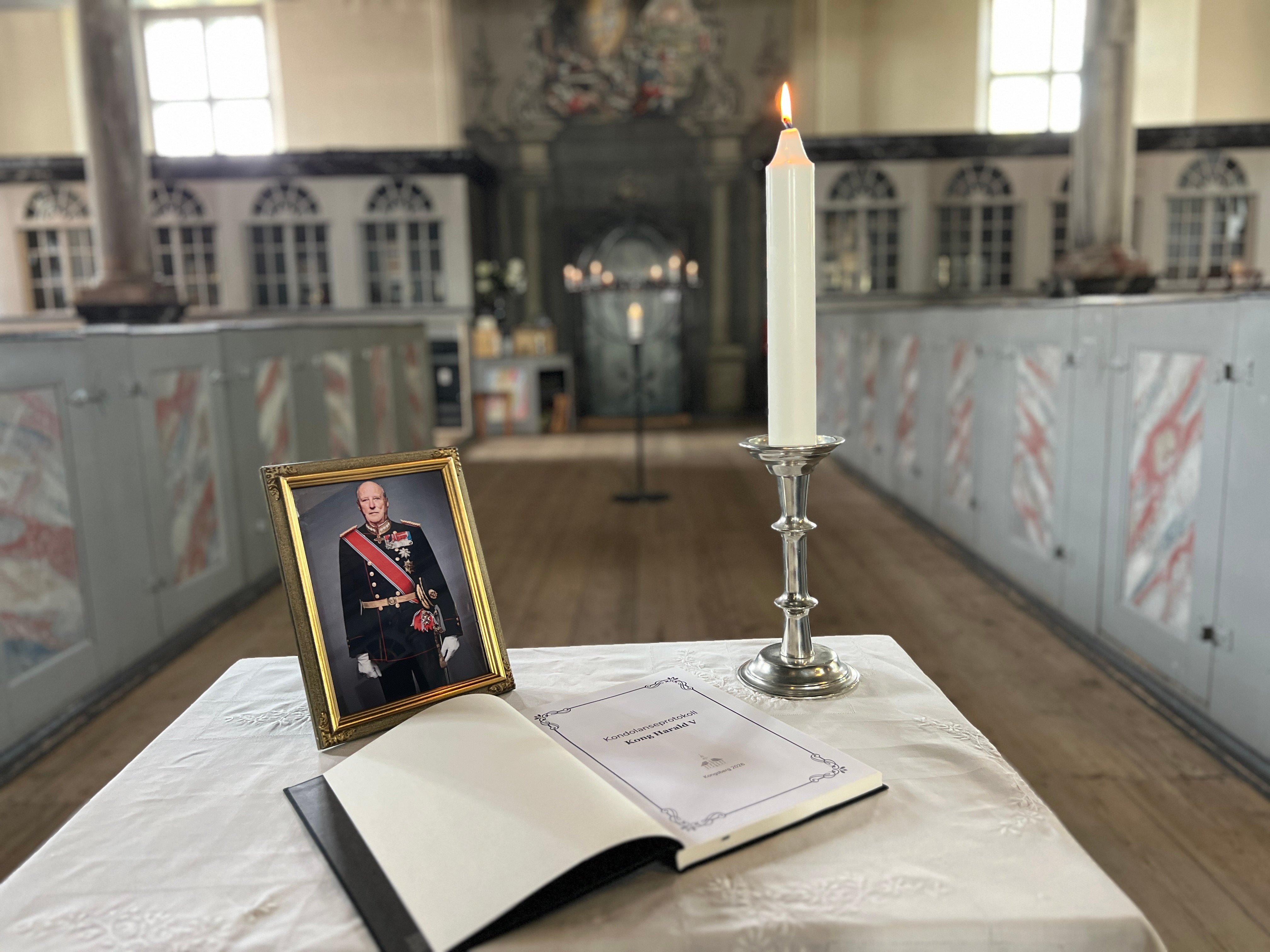 Åpen kirke med kondolanseprotokoll