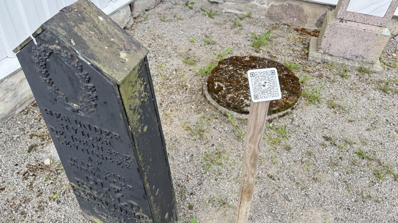 QR-koder er satt opp både inne i kirken og ute på området.