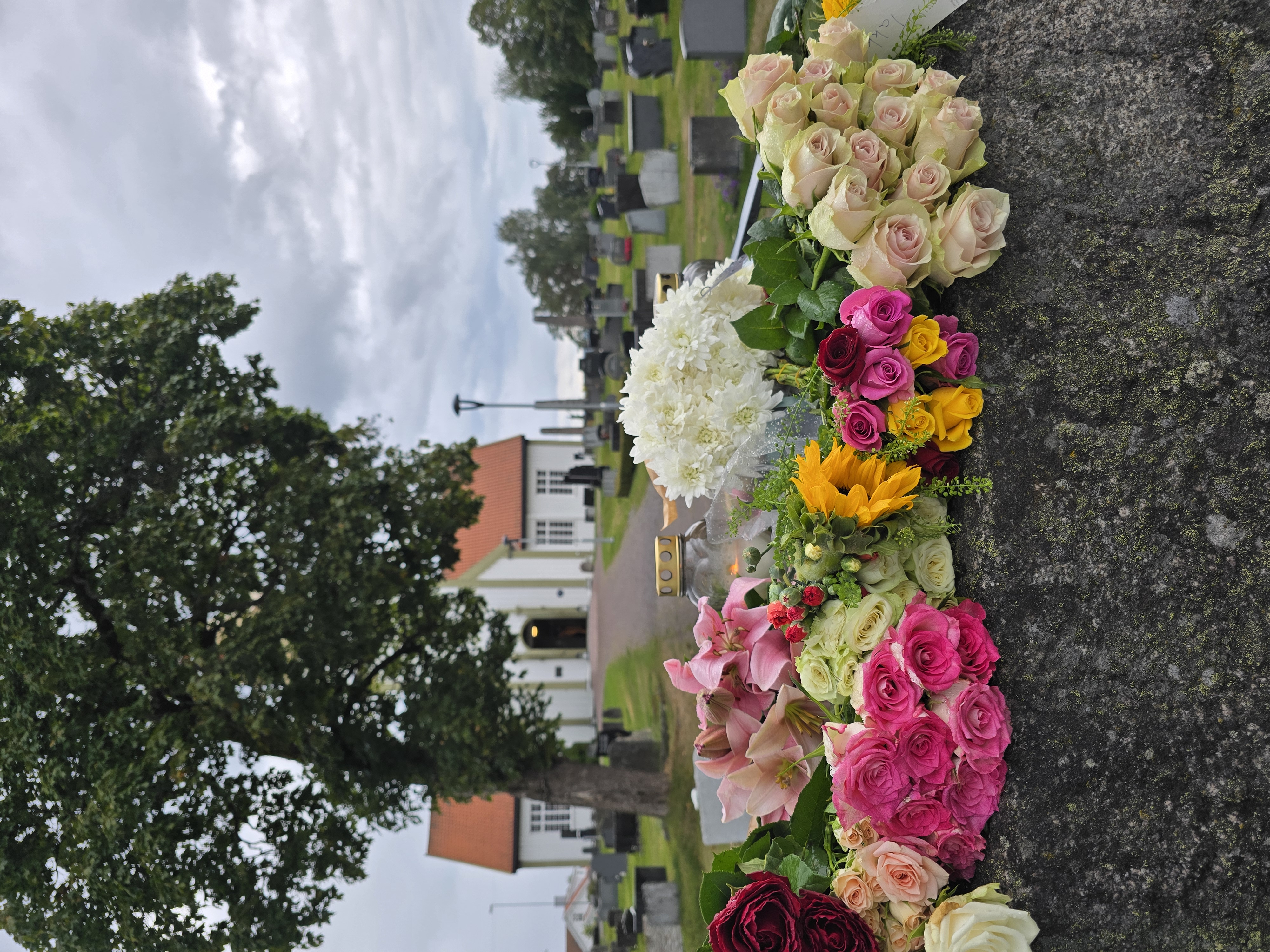 Blomster utenfor Vinger kirke