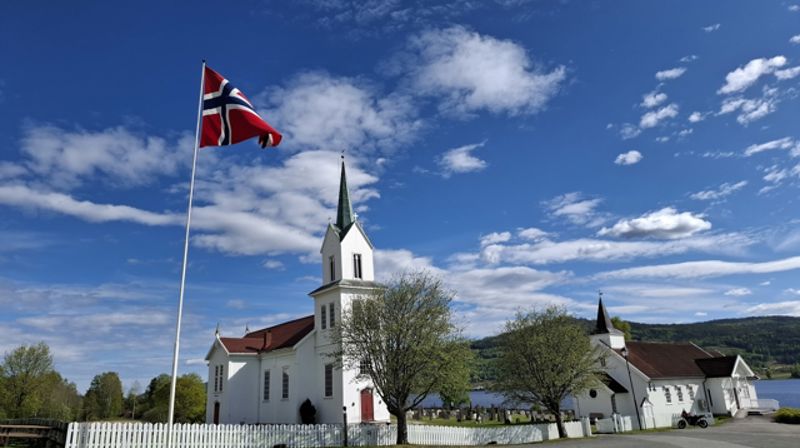 Olberg kirke med flagg.