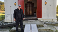 Kirketjener Fedir Manaienkov er klar til å bistå med rampen.