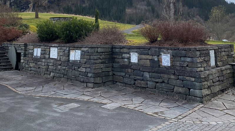 Krossvegen i kyrkjeparken ved Norheimsund kyrkje