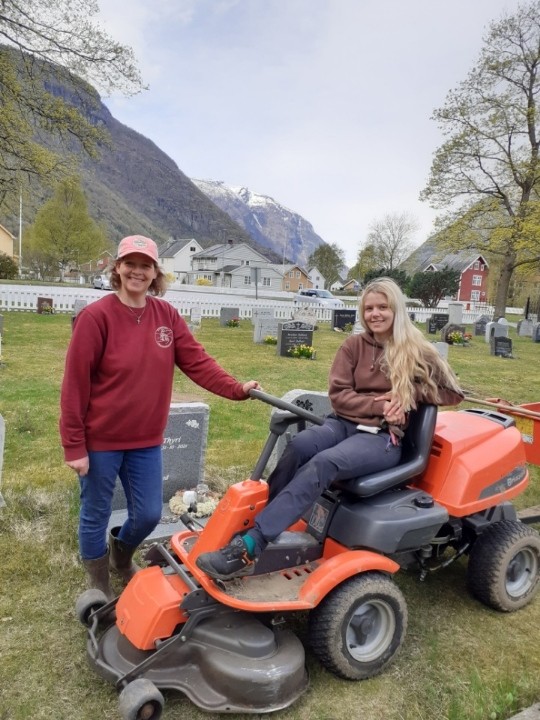 Dugnad på gravplassane