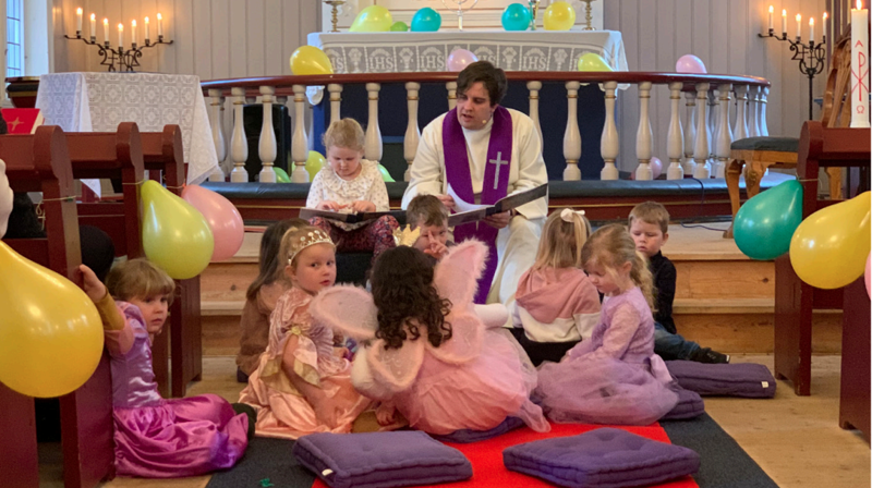 Bilde frå feste på slottet i Tønjum kyrkje