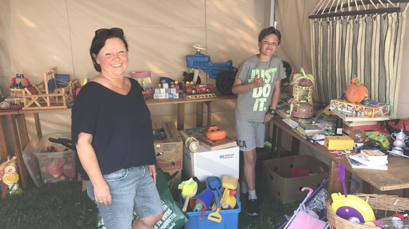 Mari-Ann og Kristian Askjem Grung i full sving under markedet i fjor.