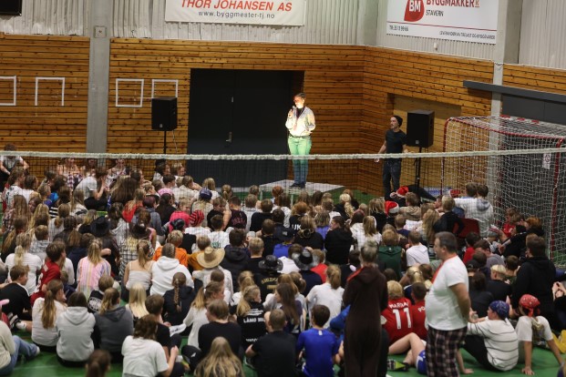 Kristin Stensrød Haugen på scenen.jpg