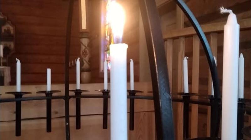 Nanset kirke holdes åpen for lystenning og bønn