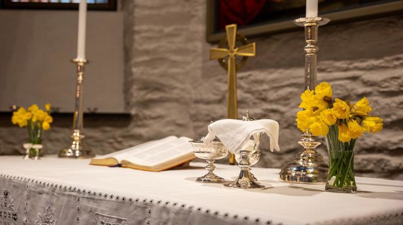 Alteret pyntet med påskeliljer. Foto: Terje Peersen