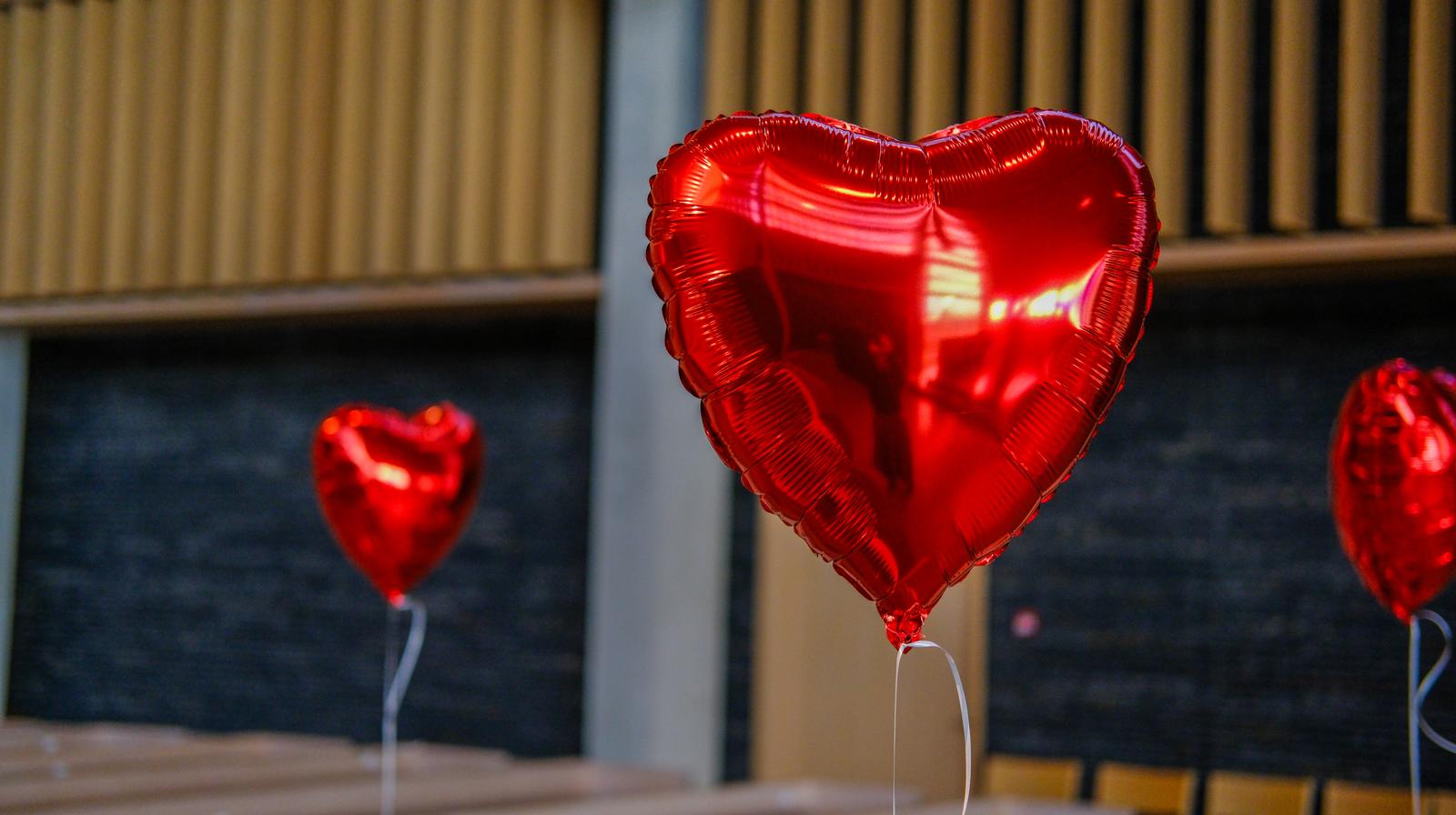 Hjerteballonger i kirken. Foto: Den norske kirke