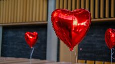 Hjerteballonger i kirken. Foto: Den norske kirke