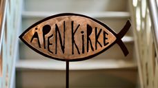 Det flotte skiltet med teksten "Åpen kirke" er laget av kunstner Jan Warholm.