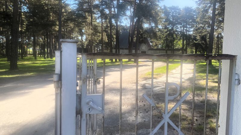 Porten inn til Undersbo gravplass og seremonibygg.