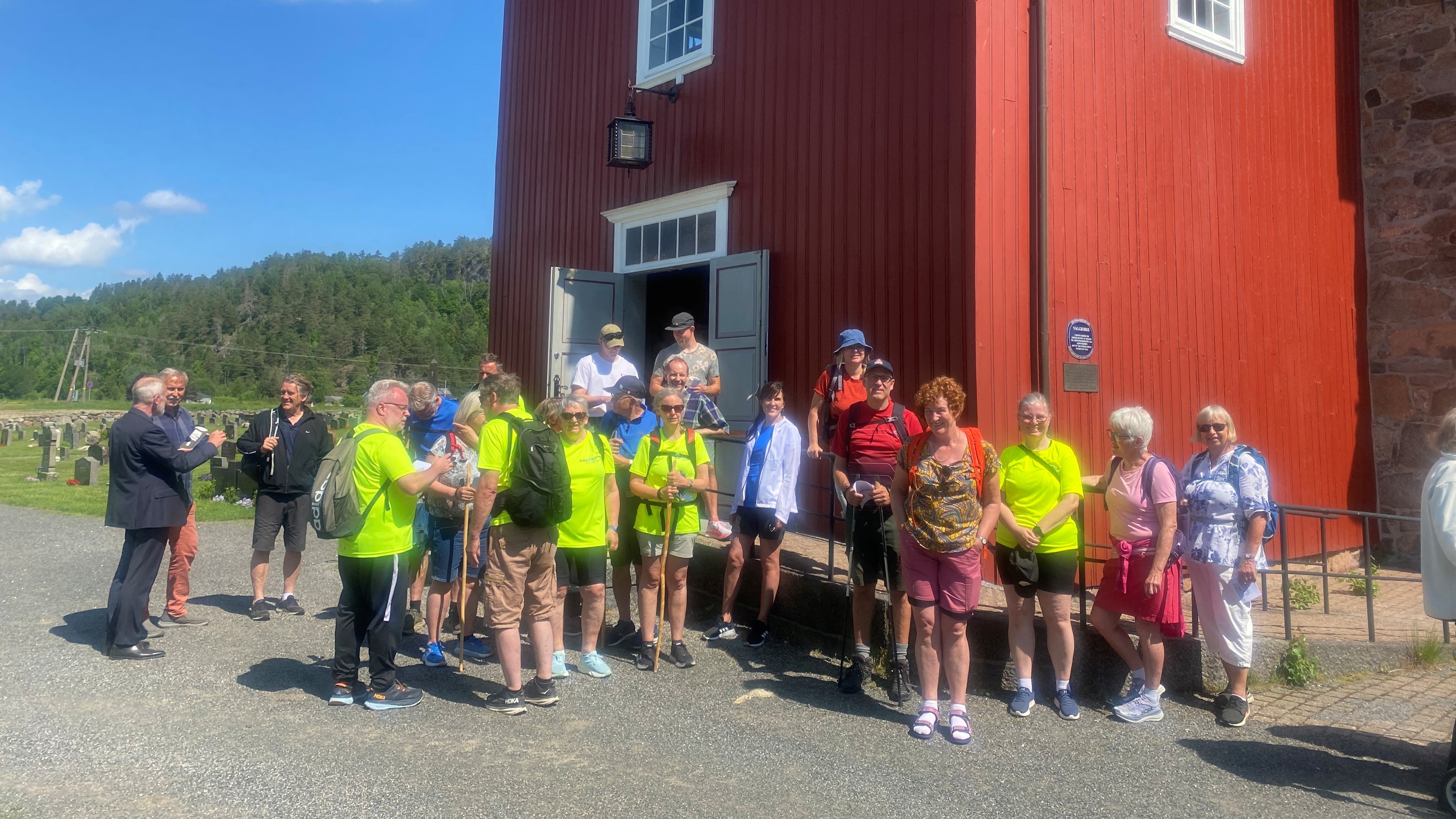 Folk utenfor Hedrum kirke etter gudstjeneste i juni 2024. Her var det blant annet mange deltakere fra prosjektet Go for it, i regi av Normisjon.