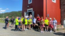 Folk utenfor Hedrum kirke etter gudstjeneste i juni 2024. Her var det blant annet mange deltakere fra prosjektet Go for it, i regi av Normisjon.