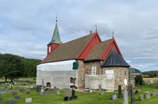 Sørveggen på Hedrum kirke er for tiden tildekket på grunn av vedlikeholdsarbeidet.