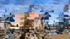 Den vakre Hedrum kirke er fra cirka år 1100. Foto: Trond Isaksen.