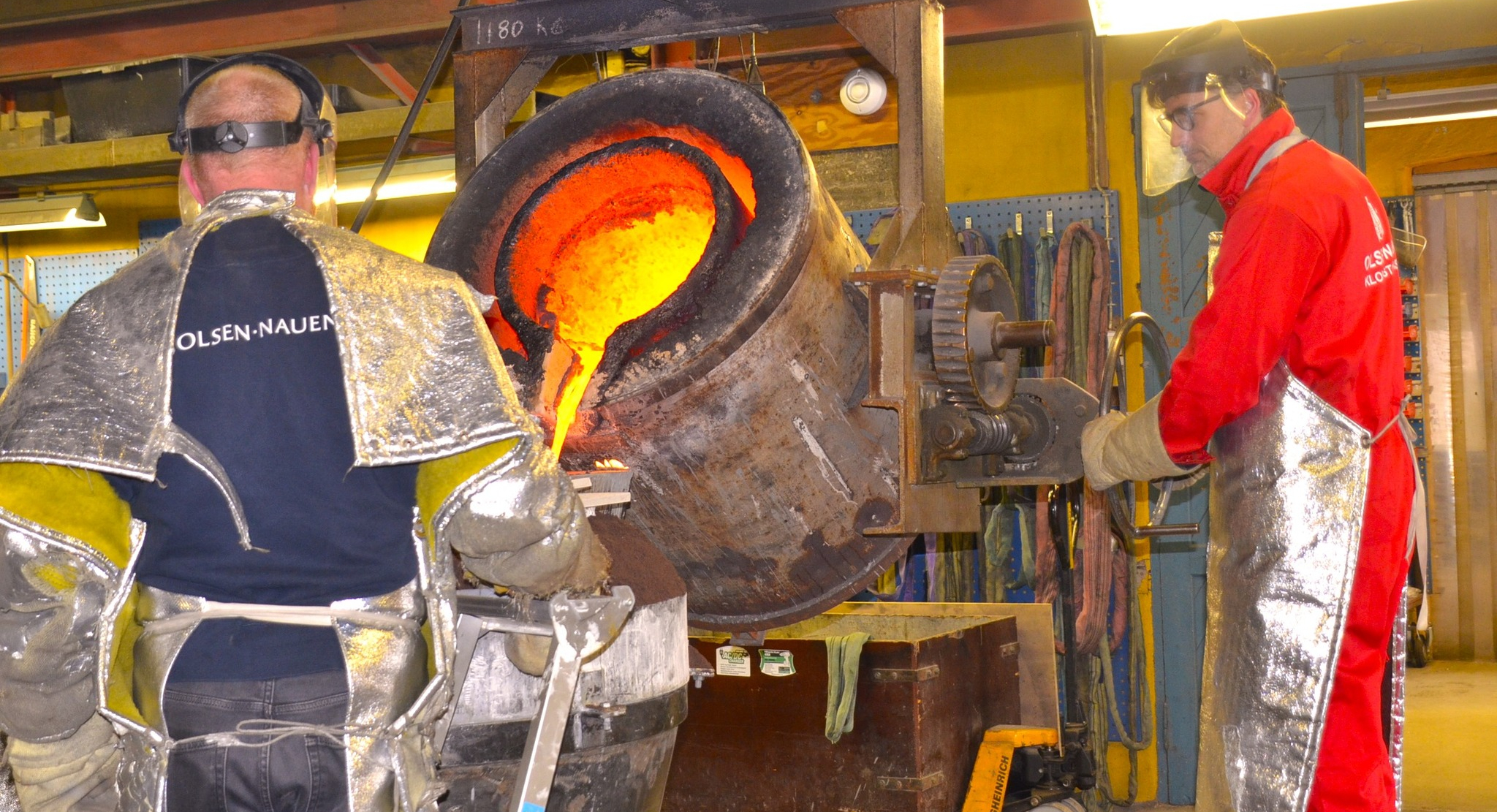 Morten Olsen-Nauen heller forsiktig i kobberblandingen i klokkeforma. Foto: Olav Nordheim, Kjærkebygda NærNytt