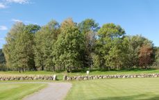 Det blir samling ved gravhaugene nedenfor kirken kl. 17, og gudstjeneste i kirken kl. 19. Foto: Arnstein Rønning