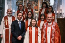 Ordinand Benedicte Gusland sammen med formann i Hedrum menighetsråd, Arvid Gusland, som også er Benedictes far. På Benedictes andre side står biskop i Tunsberg, Jan Otto Myrseth. I andre rekke står sokneprest i Hedrum, Thórir J. Thorsteinsson, fungerende sokneprest Matilde Opsahl og biskop emeritus Helga Haugland Byfuglien. I bakre rekke står prost i Larvik Sølvi Kristin Lewin, biskop emeritus Per Arne Dahl, sykehusprest Maria Lorentzen-Spydevold og sokneprest i Kvelde og Hvarnes Randi Abelsen Woldseth. Foto: Richard Fossland