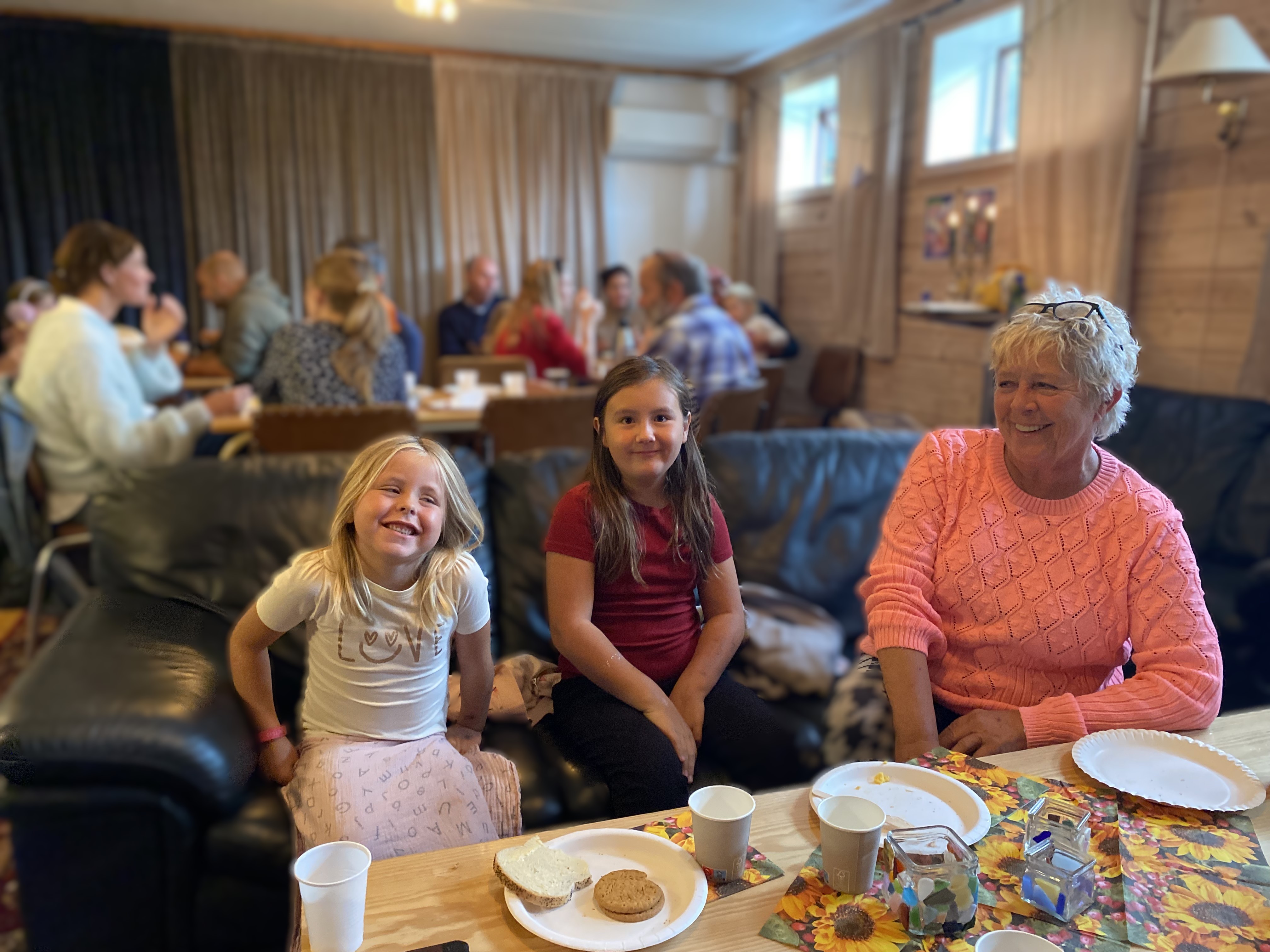 Det er hyggelig å spise frokost sammen på søndagsskolen. Foto: Kristina Hvarnes Andersen
