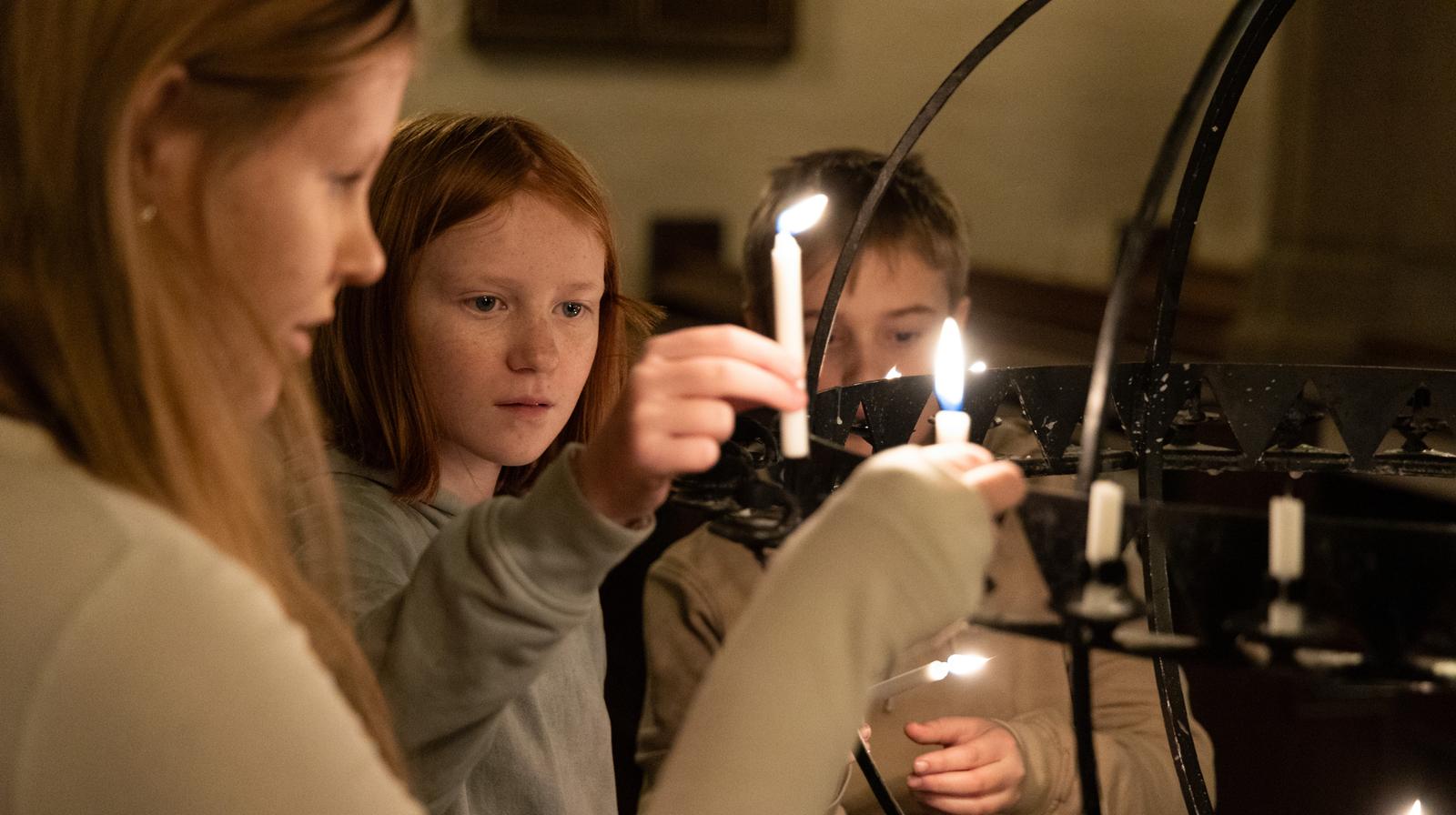 Barn ved lysgloben. Foto: Den norske kirke/ Hans Jakob Heimvoll