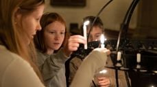 Barn ved lysgloben. Foto: Den norske kirke/ Hans Jakob Heimvoll