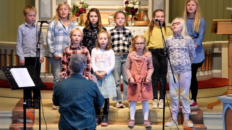 Et prosjekt-barnekor sang sangen "Kjempefest".