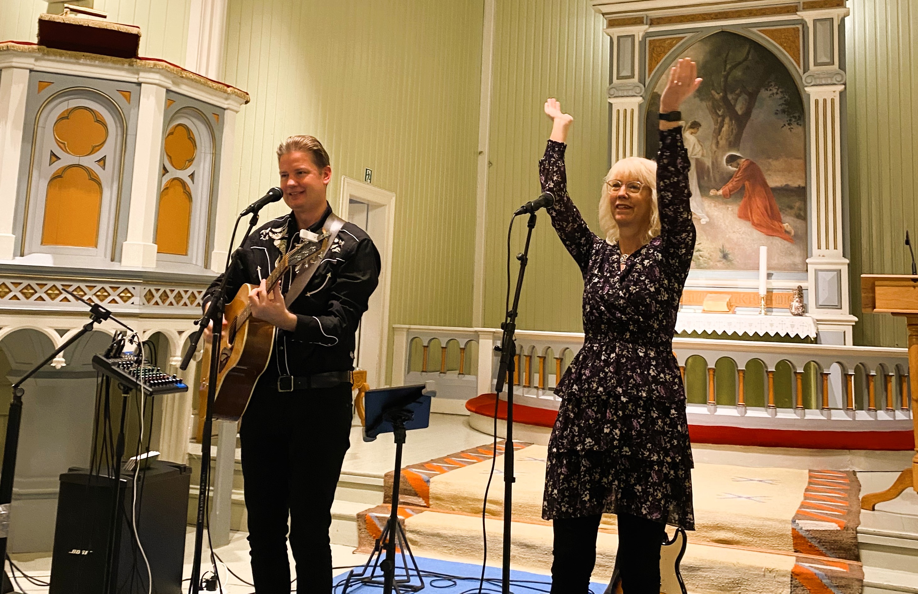 Johan og Gunilla Sigvardsson i Kvelde kirke 30. oktober 2024. Foto: Kristina Hvarnes Andersen