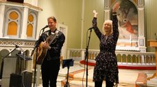 Johan og Gunilla Sigvardsson i Kvelde kirke 30. oktober 2024. Foto: Kristina Hvarnes Andersen