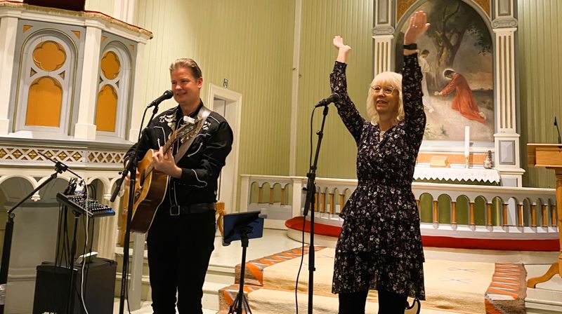 Johan og Gunilla Sigvardsson i Kvelde kirke 30. oktober 2024. Foto: Kristina Hvarnes Andersen