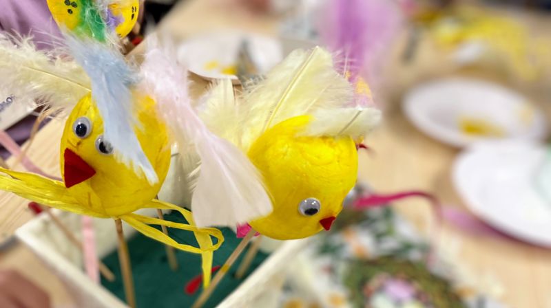 Barna kan lage påskepynt på påskeverksted. Foto: Kristina Hvarnes Andersen