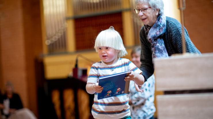 Fireåring med bok. Foto: Bo Mathisen