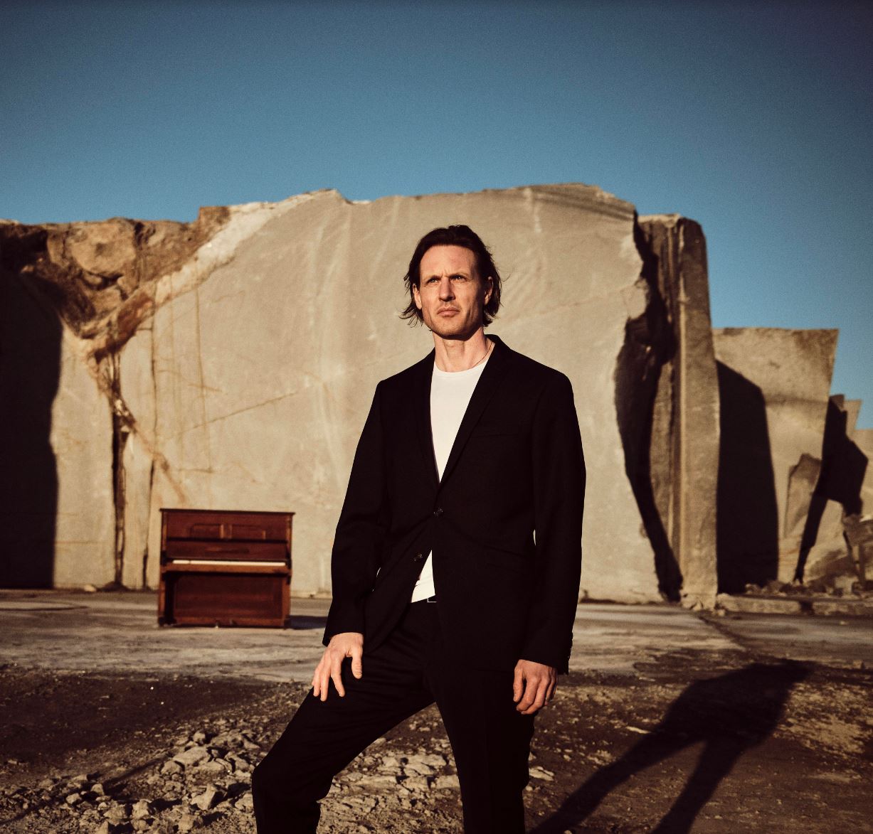 Biondi med vakker pianomusikk