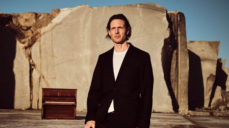 Biondi med vakker pianomusikk