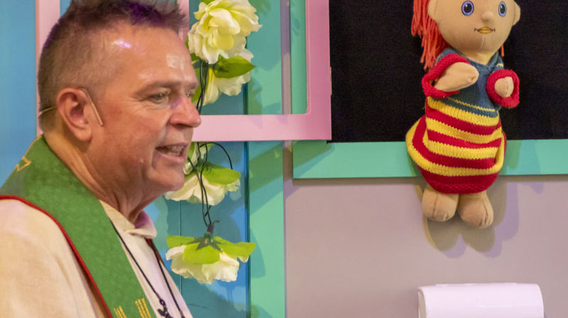 Prest Even Sundby og tøydukken «Julie». Foto: Fred Isaksen