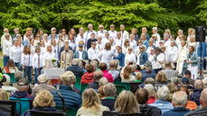 Koret Kick deltar på gudstjenesten i Bøkeskogen 2. pinsedag. Foto: Fred Isaksen