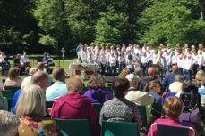 Koret Kick deltar på gudstjenesten i Bøkeskogen 2. pinsedag. Foto: Kristina Hvarnes Andersen