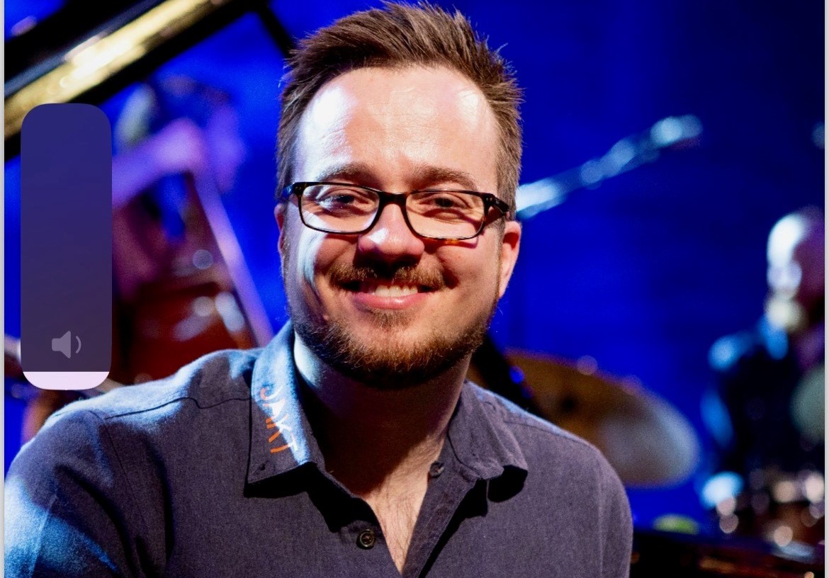 Jens Andreas Kleiven. De andre musikerne i trioen er:  Martin Ulltang (bass) og Runar Netland (trommer).