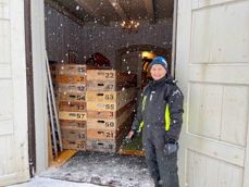 Kirketjener Unni overvåker prosessen med å bære inn delene til orgelet. Foto: Tore Hummelvoll