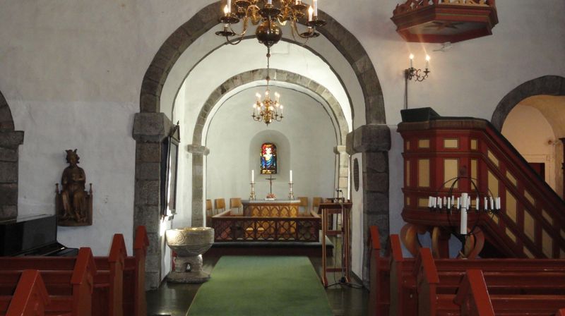 Alterpartiet i Tanum kirke sett fra midtgangen.
