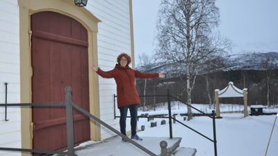 Jorunn Einbu Teigen, leiar i Lesja kyrkjelege råd, ynskjer velkomen til utegudstenester på juleftan