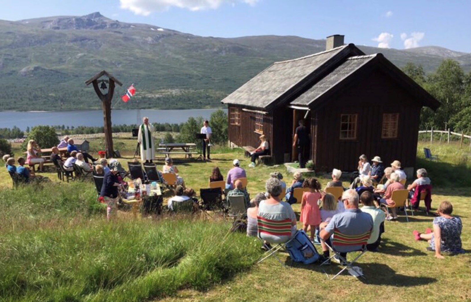 Sommaren 2021 vart det halde utandørsgudsteneste ved kapellet på Sjong. Avstandskrav og andre koronareglar gjorde det vanskeleg å halde gudstenesta innandørs. Men kva gjorde det, når været var så strålande?