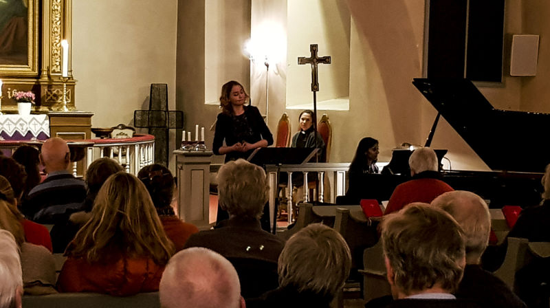 Sang ved Ceclie Schilling, kantor Bina Karpisova på klaver og prest Silje Karlsen