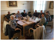 Menighetsrådet i Lierskogen kirke. Fra venstre foran og med klokka: Karin Solberg, Elisabeth Lie Nordgaren, Ruth Ingeborg Opsahl, Kjell Håkon Brurberg, Kathrine Hestnes Kvamme, Sigmund Rusås, Torbjørg Storli Jensen, Solveig Irene Olsen Gaasø og Berit Basmo Kvidaland. 