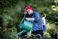 Vanning av grav. Foto: Bo Mathisen