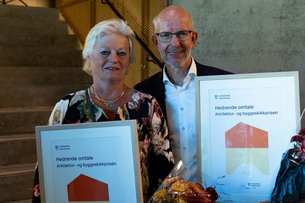 Fellesrådets leder Lise Wigernes og Avdelingsleder bygg og anlegg Harald Ringstad mottok prisen. Foto: Lillestrøm kommune.