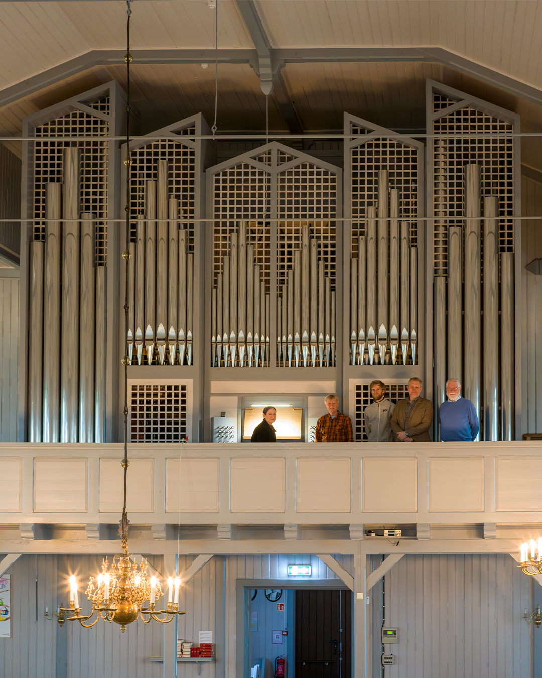 Kantor Jo C. Dalene  sammen med ansatte fra Frobenius som bygger orgelet og orgelkonsulent Hans Jacob Tronshaug